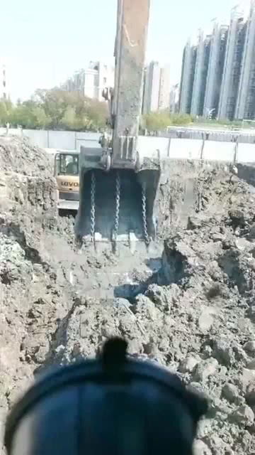 挖掘机挖湿土不粘斗的实用技巧 巧用链条解决粘附问题